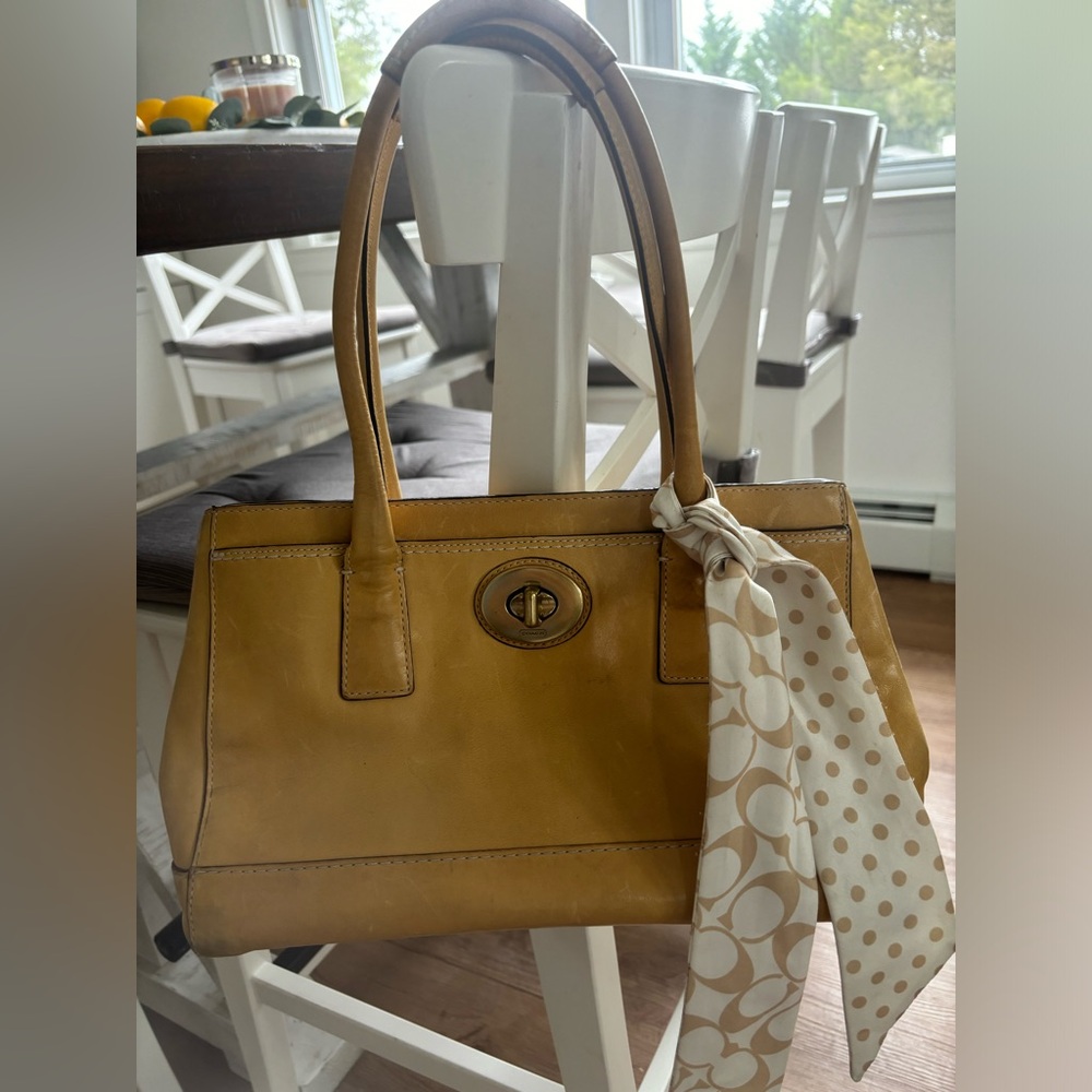 Vintage Coach Handbag -J0793-
11553 - Hampton Madaline - Pale Yellow